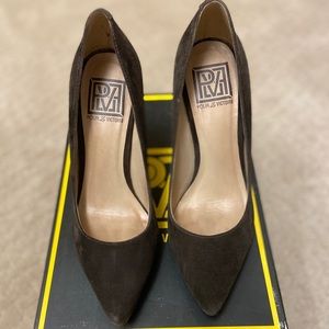 Chocolate suede Pour la Victoire pumps